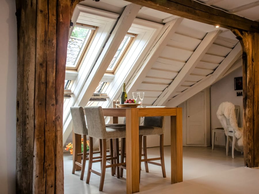 Ausgebautes Dachgeschoss mit Küche und Dachfenstern