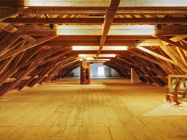 Unausgebauter Dachboden mit freiliegendem Holzgebälk