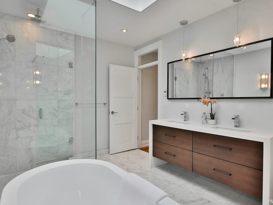 Fertig ausgebautes Bad mit Vorwand, Dusche und Badewanne