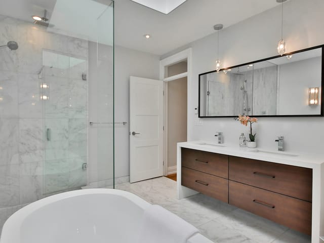Fertig ausgebautes Bad mit Vorwand, Dusche und Badewanne