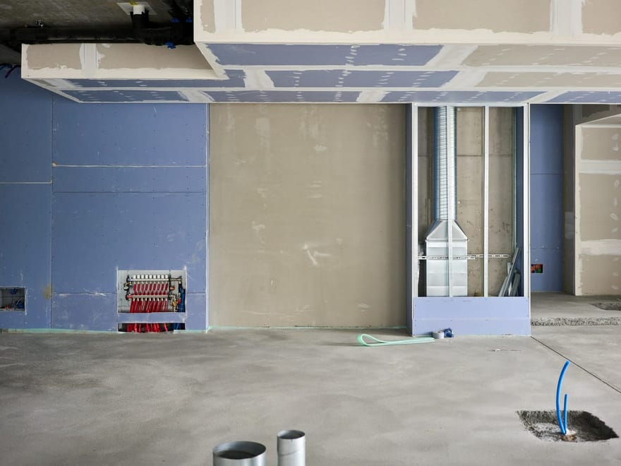 Großer Büroraum im Trockenbau-Rohzustand