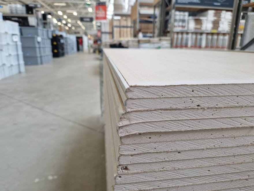 Stapel Gipskartonplatten im Lager